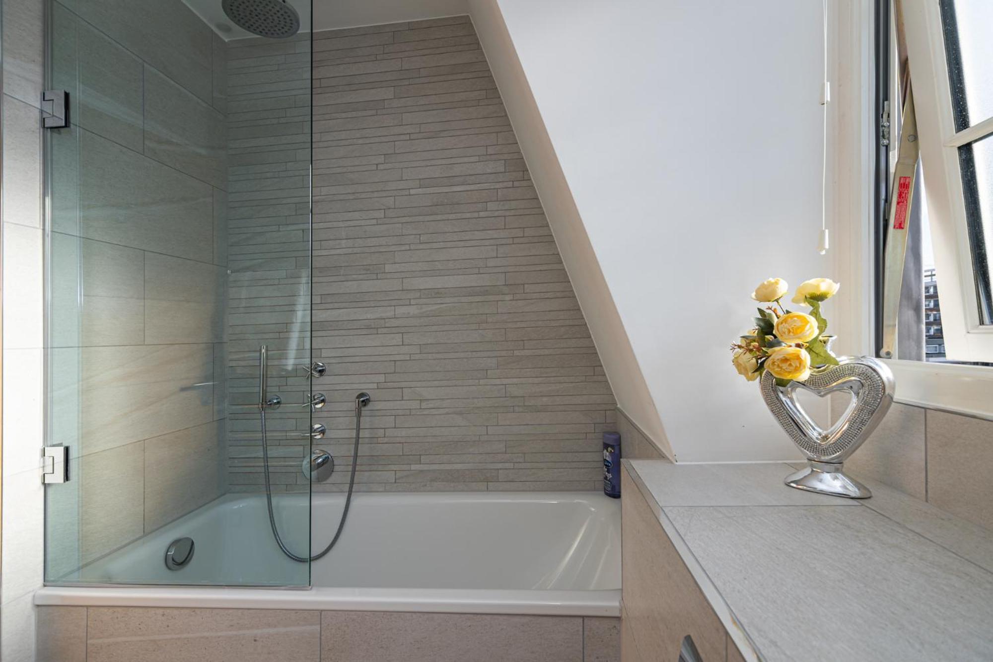 Stunning 1-Bedroom Penthouse In Marble Arch 72 London Bagian luar foto