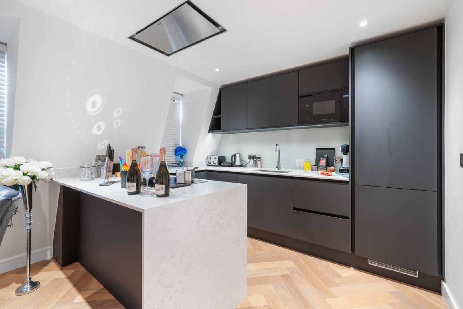 Stunning 1-Bedroom Penthouse In Marble Arch 72 London Bagian luar foto