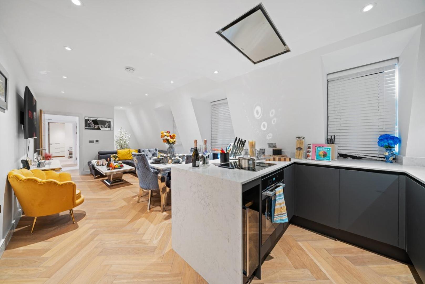 Stunning 1-Bedroom Penthouse In Marble Arch 72 London Bagian luar foto