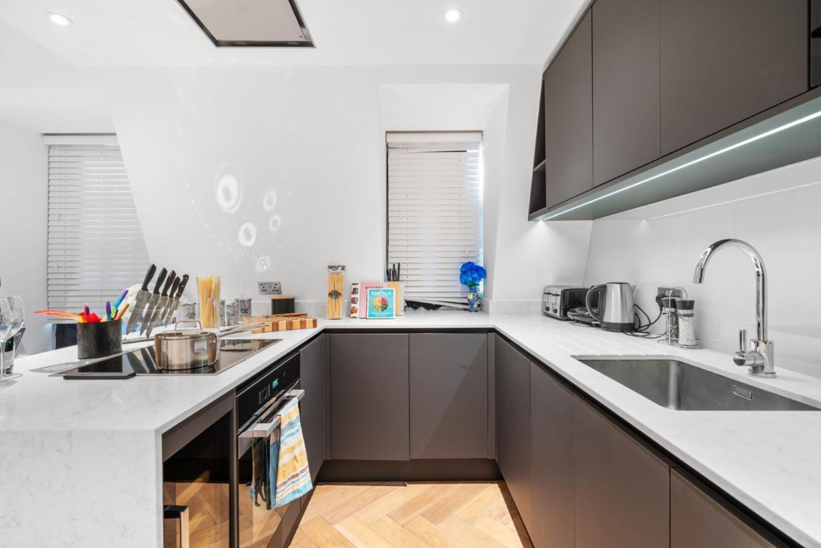 Stunning 1-Bedroom Penthouse In Marble Arch 72 London Bagian luar foto